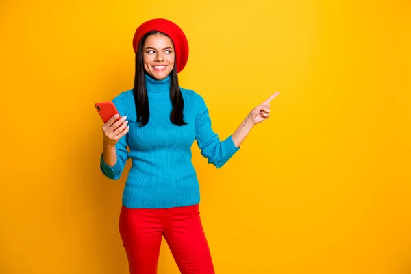 Retrato de agradable atractiva chica alegre alegre agradable utilizando la celda que muestra espacio de copia anuncio tienda boutique tienda en línea aislado sobre brillante brillo vivo vibrante color amarillo fondo —  Fotos de Stock