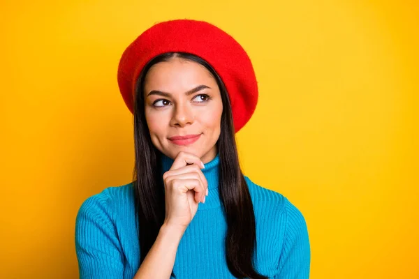 Close-up foto van verbazingwekkende latijn reiziger dame kijken kant lege ruimte dromer dragen moderne rode baret hoed blauwe coltrui jumper geïsoleerde heldere gele kleur achtergrond — Stockfoto