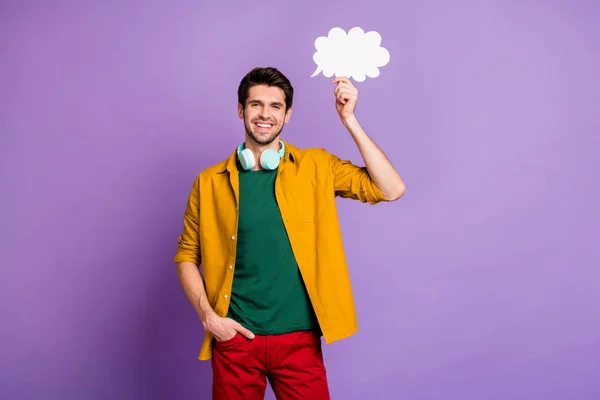 Porträt positiver moderner Kerl Ruhe entspannen halten weiße Papierkarte Blase denken Gedanken entscheiden, welchen Song hören auf blauem Headset tragen lässigen Stil Outfit isoliert über violetten Farbhintergrund — Stockfoto