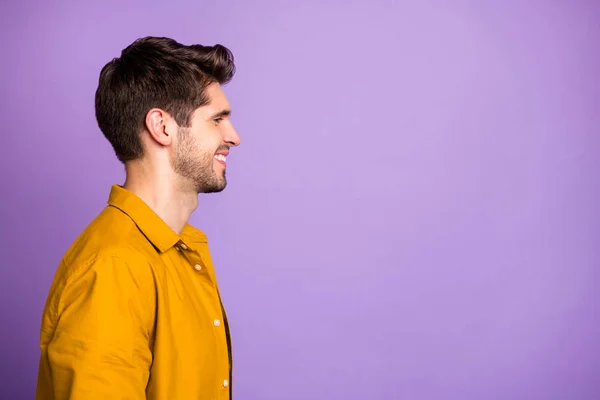 Bild av glad självsäker man med perfekt hållning tittar in i tomma rymden med ansiktet orakad isolerad violett pastell färg bakgrund — Stockfoto
