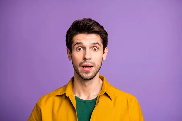 Nahaufnahme Foto von verrückten Mann sehen unglaubliche Informationen mit Borsten im Gesicht beworben isoliert violett pastellfarbenen Hintergrund — Stockfoto