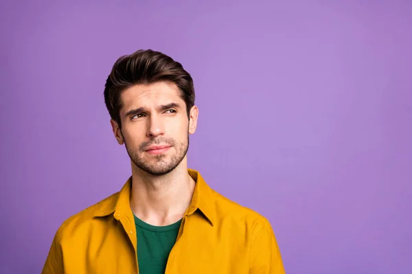 Foto di serio uomo sicuro guardando nello spazio vuoto in t-shirt verde con stoppie contemplando isolato colore viola sfondo pastello — Foto Stock