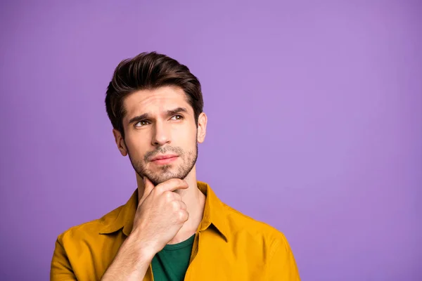 Close up foto de homem confuso confiante sério tocando queixo barbudo olhando penosamente para o espaço vazio isolado violeta cor pastel fundo — Fotografia de Stock