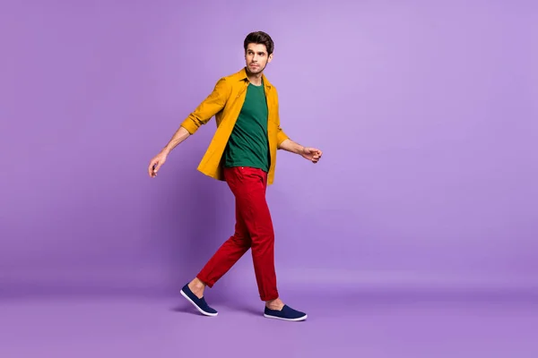 Volledige lengte lichaam grootte zijkant profiel foto van onzekere man onzeker over wat er gaande is in schoenen gaan geïsoleerde violet pastel kleur achtergrond — Stockfoto