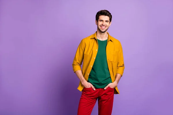 Photo of cheerful positive handsome attractive man wearing green t-shirt yellow shirt smiling toothily with brown hair isolated violet pastel color background — Stock Photo, Image