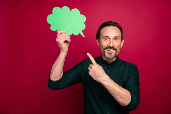 Photo of cheerful excited man looking pointing empty space of bubble demonstrating his idea to you with shocked emotions on face isolated vivid color background — 스톡 사진