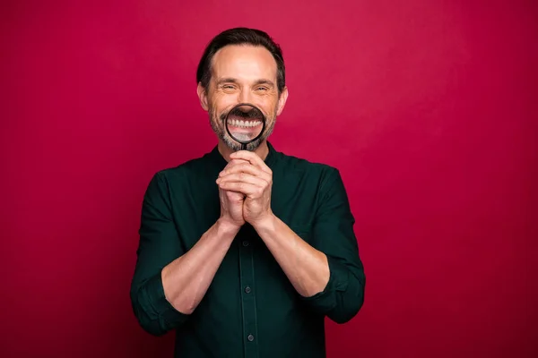 Foto de mueca hombre agrandando sus dientes con lupa mostrando su caries antes de ir al dentista aislado fondo de color vivo —  Fotos de Stock