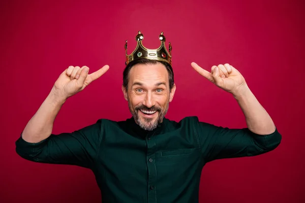 Foto van trendy vrolijke man in goed humeur wijzend op kroon op zijn hoofd glimlachend tandjes met verbazing op gezicht geïsoleerde levendige kleur achtergrond — Stockfoto