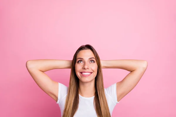 Foto de primer plano de hermosa señora bonita humor armónico pacífico buscando espacio vacío sosteniendo los brazos detrás de la cabeza desgaste casual camiseta blanca aislado color rosa fondo — Foto de Stock