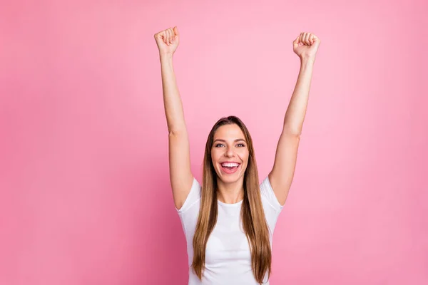 Фото удивительной привлекательной леди взволнованной празднуя настроение поднимая руки кулаки поддержки команды болельщицы носить случайные белые футболки изолированный розовый цвет фона — стоковое фото