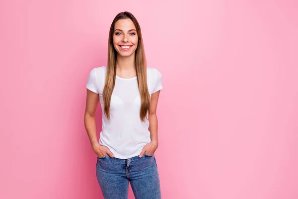 Портрет сучасної милої дівчини весняні вихідні з друзями кладуть кишенькові джинсові джинси в повсякденному стилі одягу ізольовані на фоні рожевого кольору — стокове фото