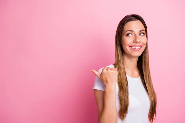 Porträtt av positiva cool flicka punkt tumme copyspace visa otroliga annonser information rekommenderar föreslå välja slitage snygga kläder isolerade över rosa färg bakgrund — Stockfoto