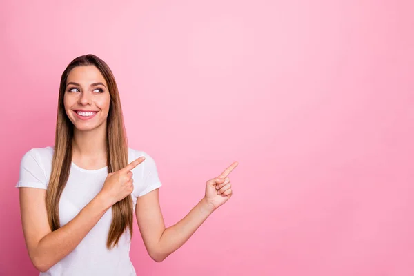 Portret van schattig mooi meisje promotor punt index vinger copyspace raden tip pick advertenties promotie dragen moderne outfit geïsoleerd over roze kleur achtergrond — Stockfoto