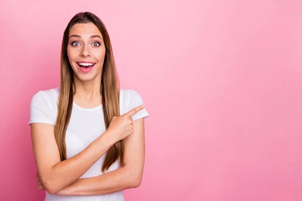 Ongelooflijke promotie. Verbaasd meisje punt index vinger ongelooflijke advertenties schreeuwen voelen gekke uitdrukking dragen casual stijl kleren geïsoleerd over roze kleur achtergrond — Stockfoto