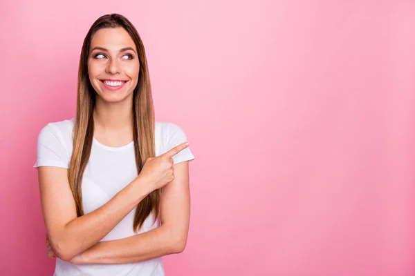 Portret van positief meisje promoter punt index vinger geven kortingen selecteren suggereren dragen moderne trendy kleding geïsoleerd over roze kleur achtergrond — Stockfoto