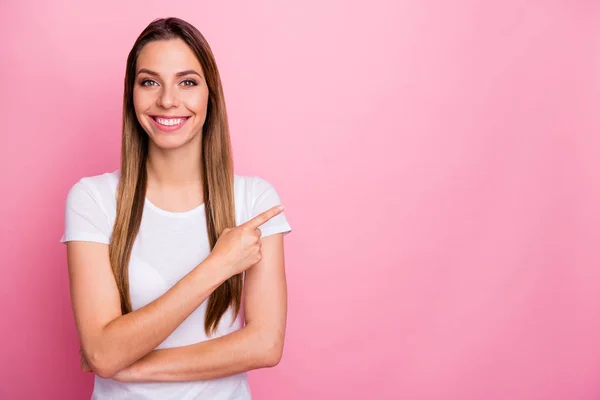Porträt von positiven coolen Mädchen Promoter Punkt Zeigefinger Copyspace empfehlen Anzeigen Verkäufe tragen lässigen Stil Kleidung isoliert über rosa Farbe Hintergrund — Stockfoto