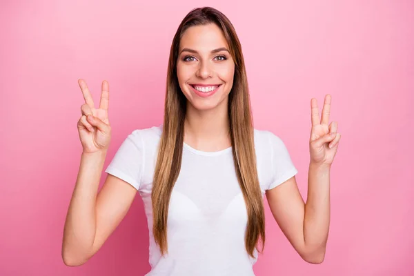 Retrato de chica joven dulce lindo positivo tienen paseo de vacaciones de primavera hacer v-signo de desgaste ropa de buen aspecto aislado sobre fondo de color pastel — Foto de Stock