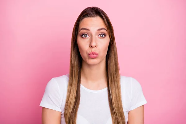 Porträt von funky nettes Mädchen haben Sommer Wochenenden Date mit ihrem Freund senden Luftkuss tragen lässige moderne Kleidung isoliert über rosa Hintergrund — Stockfoto