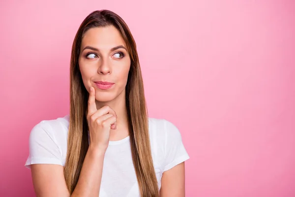 Foto de chica interesada reflexiva pensar pensamientos sobre sus planes de vacaciones de verano toque mano barbilla mirada copyspace desgaste traje de buen aspecto aislado sobre fondo de color pastel —  Fotos de Stock