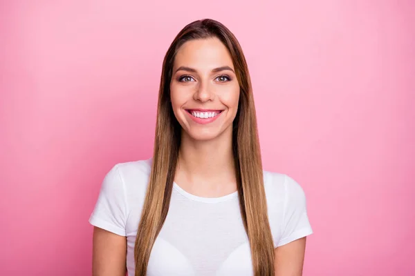 Cerca de la foto de alegre chica bonita tienen fin de semana de primavera mira escuchar amigos noticias sonrisa desgaste casual estilo traje aislado sobre fondo de color pastel — Foto de Stock