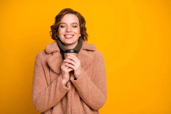 Foto close-up-up-nya dia bagus menarik cantik cantik cantik mempesona gadis ceria ceria ceria minum minuman panas musim dingin terisolasi lebih cerah bersinar cerah warna kuning latar belakang bersemangat — Stok Foto