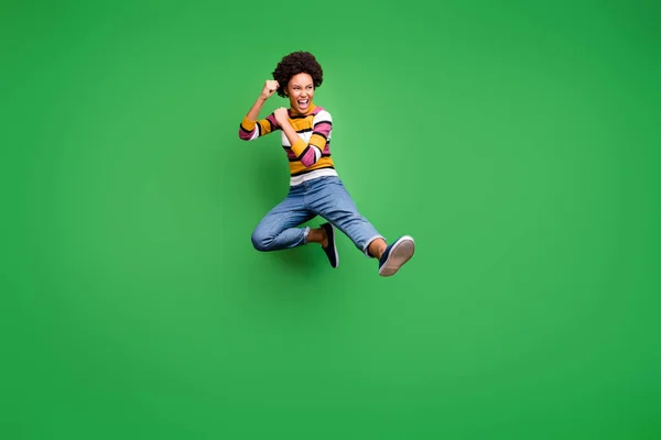Teljes hosszúságú fotó őrült afro amerikai lány hipster ugrás vonat kickbox harc copyspace elesés sport rúgás lábak ököl viselni divatos farmer elszigetelt felett zöld színű háttér — Stock Fotó