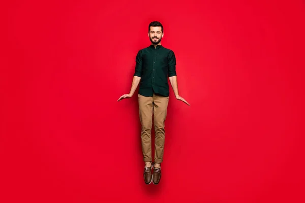 Foto de cuerpo completo de chico alegre positivo han primavera diente libre relajación salto desgaste marrón casual estilo traje aislado sobre fondo de color rojo —  Fotos de Stock