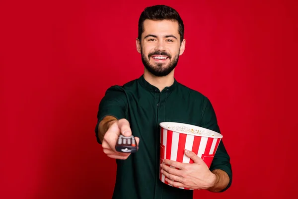 Retrato de chico alegre tiene tiempo libre reloj tv interruptor control remoto mantenga grande palomitas de maíz caja disfrutar de la emoción desgaste traje de buen aspecto aislado sobre brillo color fondo — Foto de Stock