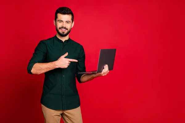 Look black firday discounts. Positive cheerful guy use computer find shopping blog information point finger recommend advise wear brown pants trousers isolated bright color background — 스톡 사진