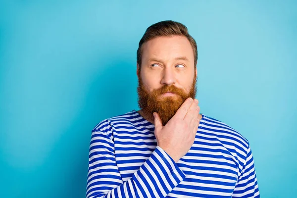 Retrato de la mente pensativo cabello de jengibre barba hombre mirada copyspace pensar pensamientos quieren resolver problemas de trabajo desgaste chaleco náutico aislado sobre fondo de color azul — Foto de Stock