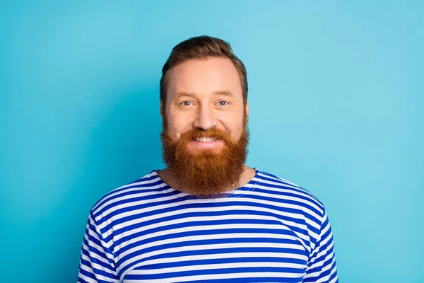 Retrato de contenido encantador mirada satisfecha hombre disfrutar de fines de semana usar chaleco a rayas aislado sobre el suelo de panadería de color azul — Foto de Stock