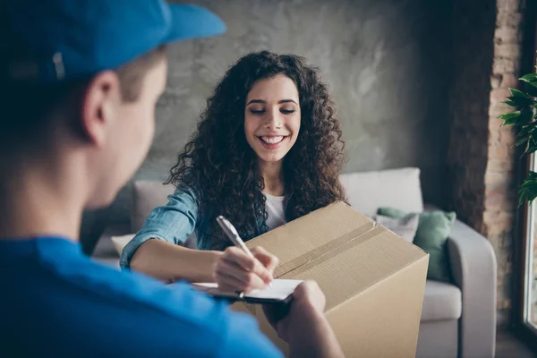 Porträtt av trevlig attraktiv charmig härlig glad glad glad vågigt hår flicka får ny gåva present överraskning kläder köpa butik online signering dokument på moderna loft industriell stil interiör — Stockfoto