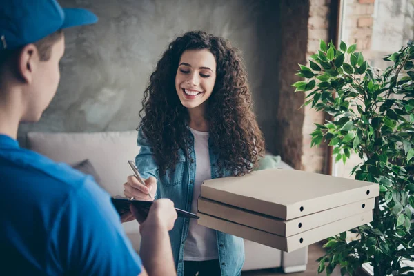 Retrato de ella ella agradable atractivo encantador alegre alegre alegre chica de pelo ondulado recibir deliciosa panadería fresca sabrosa en cajas firmando documento en el loft moderno habitación interior de estilo industrial — Foto de Stock