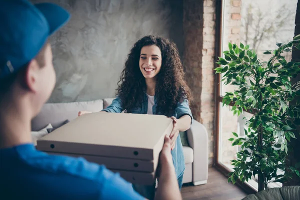 Retrato de ella ella agradable atractiva encantadora alegre alegre chica de pelo ondulado recibir sabrosa deliciosa pizza fresca deliciosa en cajas en el loft moderno habitación interior de estilo industrial — Foto de Stock