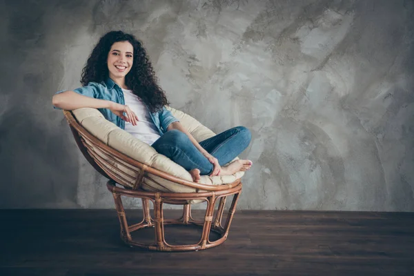 Retrato de ella ella atractiva atractiva guapo guapo encantador alegre alegre alegre chica de pelo ondulado sentado en la silla disfrutando en el loft moderno habitación interior de estilo industrial — Foto de Stock