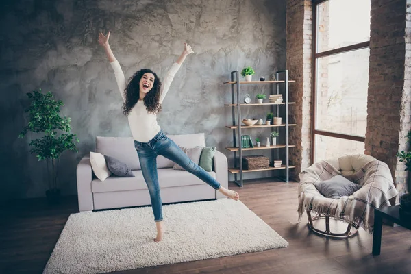 Longitud completa tamaño del cuerpo vista de ella ella agradable aspecto atractivo encantador despreocupado alegre alegre alegre chica de pelo ondulado bailando divertirse en el loft moderno estilo industrial interior sala de estar en interiores —  Fotos de Stock