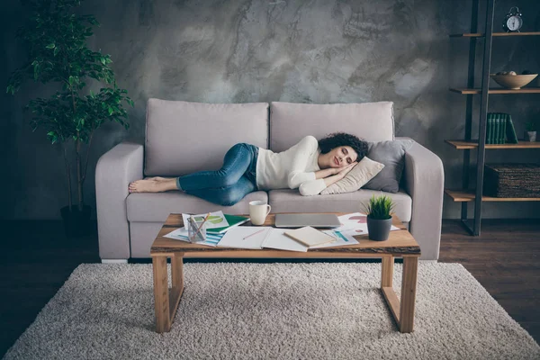 Niza atractiva encantadora calma somnolienta tranquila chica de pelo ondulado tumbado en diván tener descanso en el loft moderno estilo industrial interior sala de estar en interiores — Foto de Stock