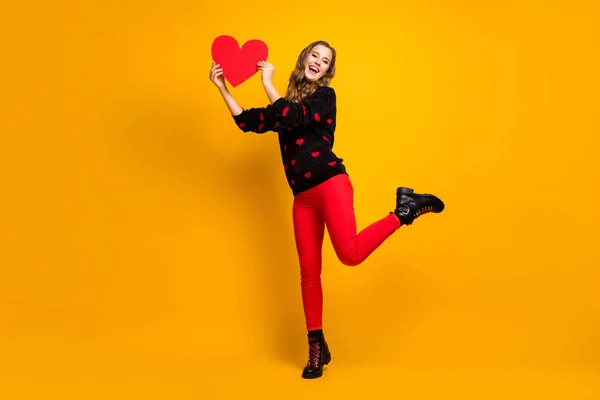 Ti ho beccato. Lunghezza completa foto di bella signora tenere carta cuore creativo data invito fidanzato indossare cuori modello maglione pantaloni rossi scarpe isolato colore giallo sfondo — Foto Stock