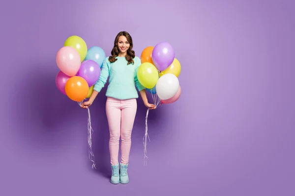 Sorpresa. Foto de tamaño completo de la señora bonita traer muchos globos de aire coloridos amigos evento fiesta desgaste fucsia menta suéter rosa pantalones pastel botas aisladas color púrpura fondo — Foto de Stock