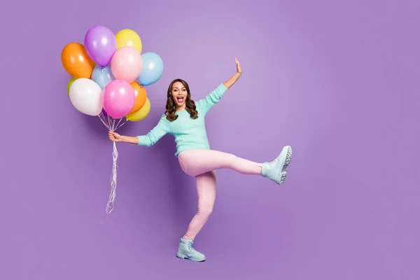 Πλήρης φωτογραφία μέγεθος του αστείο θηλυκό κορίτσι απολαύσετε ευκαιρία γιορτάσουν την επέτειο των φίλων της κατέχουν πολλά μπαλόνια αέρα ουρλιάζουν φορούν παστέλ μαλακό μπότες τάση απομονώνονται πάνω βιολετί χρώμα φόντο — Φωτογραφία Αρχείου