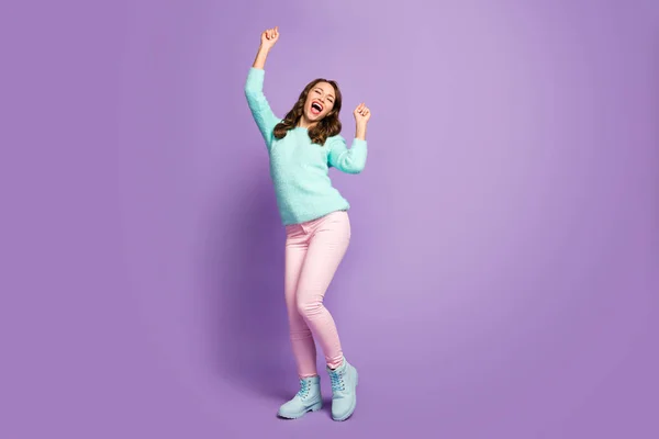 Full längd foto av galna skrikande vågiga dam höja nävar glädje coola studenter fest firar bära fluffig pullover rosa byxor pastell skor isolerad lila färg bakgrund — Stockfoto