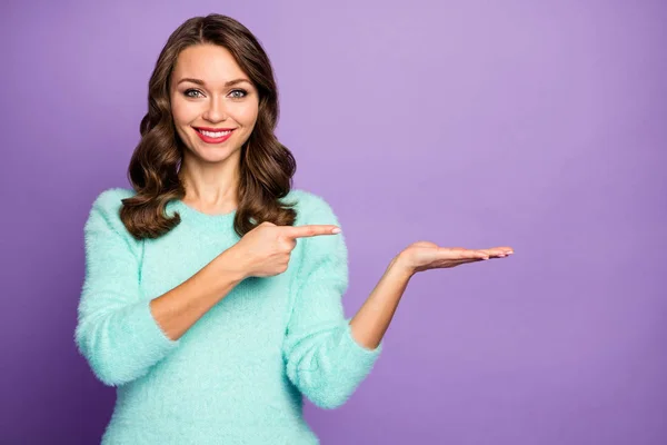 Foto de senhora muito ondulado segurar braço aberto aconselhando produto novidade indicando dedo fresco baixo preço desgaste casual camisola macia teal isolado roxo pastel cor fundo — Fotografia de Stock