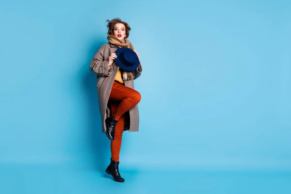 Full length profile photo of amazing lady jumping high up holding stylish retro cap wear casual long grey coat scarf παπούτσια — Φωτογραφία Αρχείου