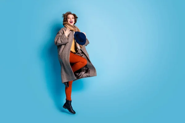 Full length profile photo of amazing lady jumping high up holding stylish retro cap good mood day wear casual long grey coat scarf παπούτσια — Φωτογραφία Αρχείου
