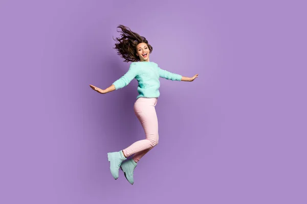 Foto de corpo inteiro de engraçado alegre menina salto desfrutar de descanso relaxar tempo livre gritar desgaste pastel rosa teal sapatos camisola isolada sobre cor violeta fundo — Fotografia de Stock