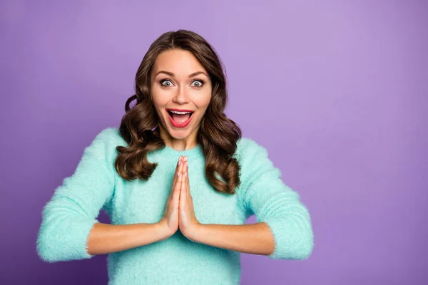 Kom op zeg. Foto van mooie gekke krullende dame houdt handen bij elkaar bedelen join haar zwarte vrijdag winkelen dragen casual teal pluizig pullover geïsoleerde paars pastel kleur achtergrond — Stockfoto