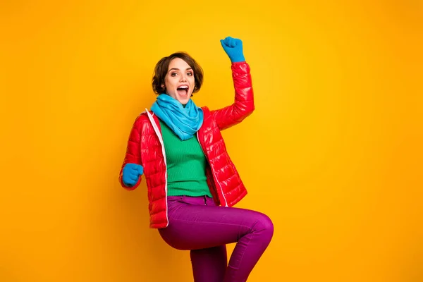 Foto de señora excitada funky levantar las manos humor extático regocijo usar abrigo rojo casual bufanda azul guantes pantalones de cuello alto verde aislado color amarillo fondo —  Fotos de Stock