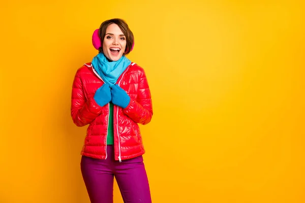Φωτογραφία της όμορφης ταξιδιώτη κυρία απολαύσετε καταπληκτική ημέρα του χειμώνα συναρπαστικό καιρό φορούν κομψό περιστασιακό κόκκινο παλτό μπλε γάντια κασκόλ ροζ ωτοασπίδες παντελόνι απομονωμένο κίτρινο χρώμα φόντο — Φωτογραφία Αρχείου
