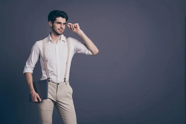 Portré gyönyörű férfi vállalkozó kész munka startup hold laptop bámulni másolás érintőképernyő szemüveg viselni ízléses ruhát elszigetelt szürke színű háttér — Stock Fotó