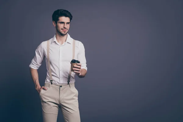 Foto van macho succesvolle zakenman leider drinken hete afhaalmaaltijd koffiepauze gekleed formalwear shirt beige bretels broek specs geïsoleerde grijze kleur achtergrond — Stockfoto